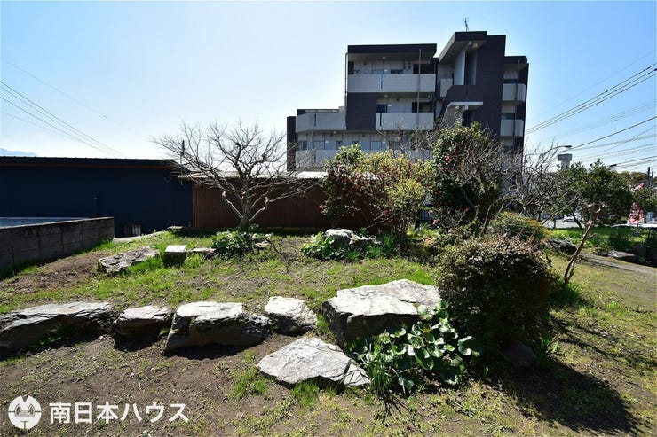 【外観】敷地内外観です!
1981年8月築:6DK木造2階建ての家があります。