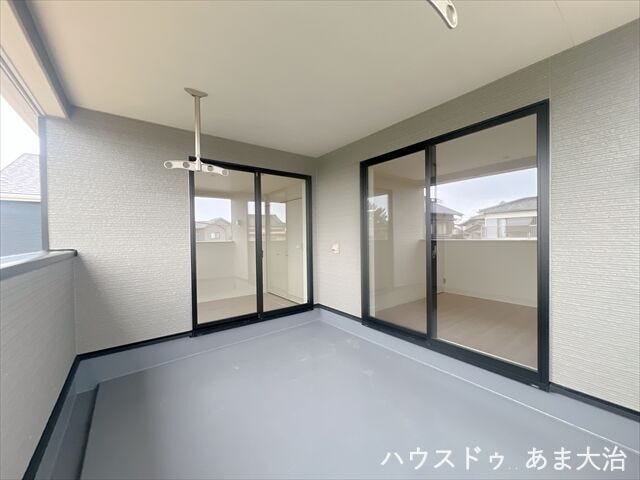 インナーバルコニーのつくりなので、急な雨降りの日でも衣類干しや窓が開いていても濡れたり降りこむ心配もなさそうですね。