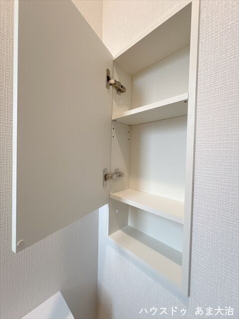 トイレの設置された小棚。