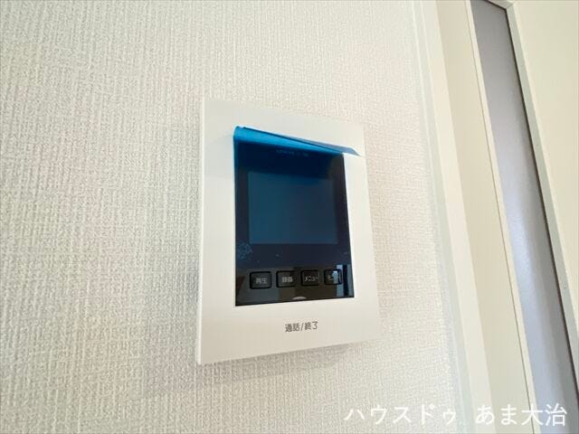 相手の顔をチェックできるカラーモニター付きインターホン。