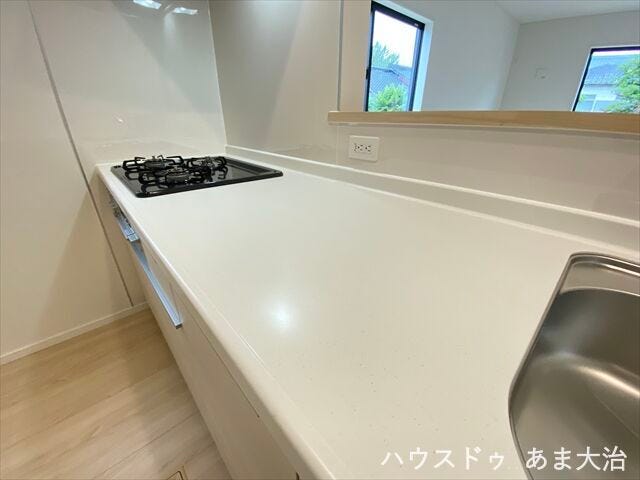 お手入れもラクに行えそうなキッチン。