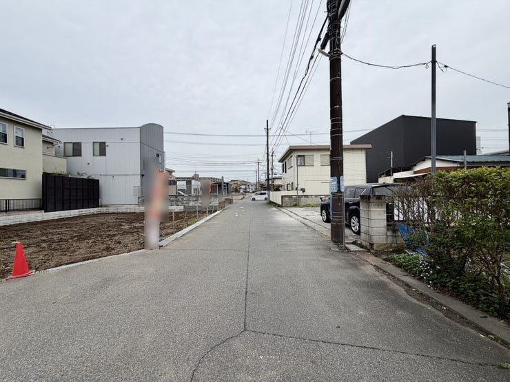 周辺は閑静な住宅街!見通しが良い道路です!