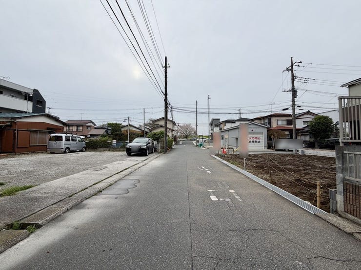 前面道路は約6mで駐車もラクラク♪