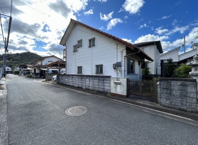 【外観】
◆2026年4月リフォーム完了予定!
◆普通車2台駐車可能!
◆南向きで陽当り良好です♪