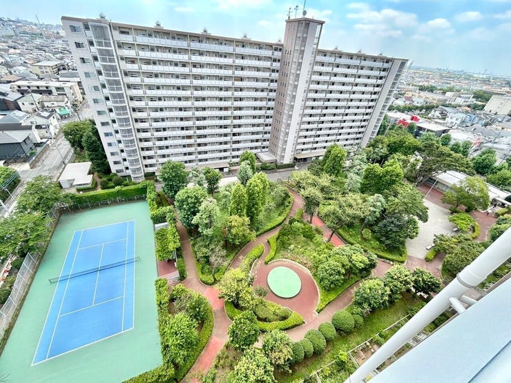 緑あふれる中庭には、テニスコートもあります♪お子さまが遊べる公園が敷地内にあるのも嬉しいですね♪