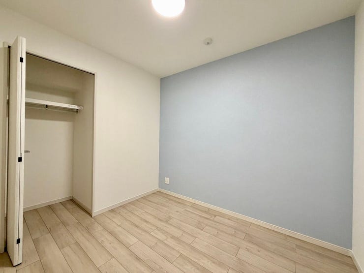 〈5.0帖〉ハンガーパイプ付きの収納は、「たたまない収納」を実践し、効率よく衣類を収納することができます♪