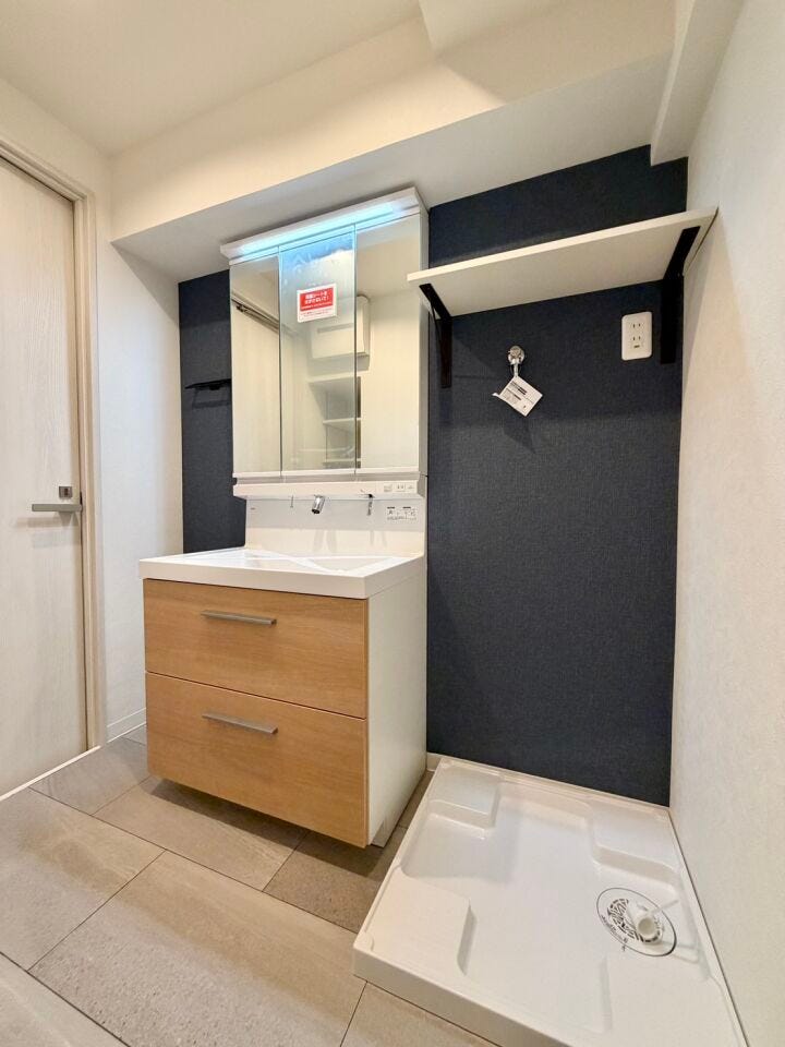 三面鏡付のワイドな洗面台は、朝の忙しい時間帯も安心です♪