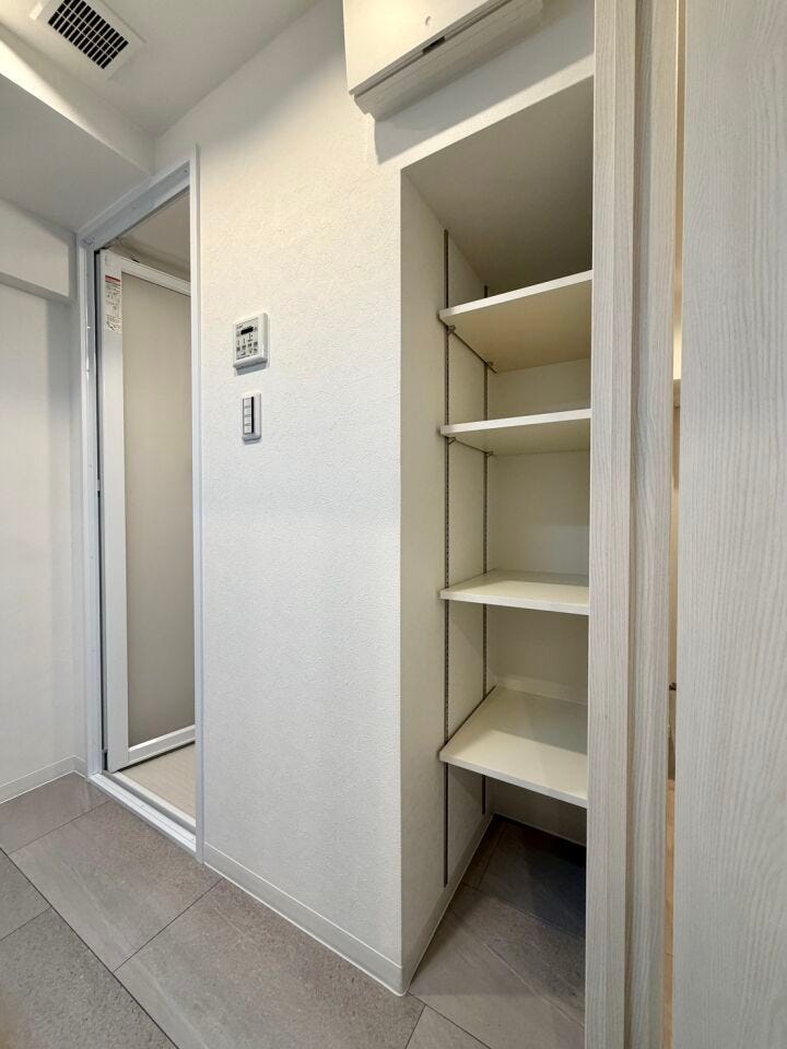 可動棚付きで、タオル・バスタオル・買い置きの洗剤なども管理することもできます。