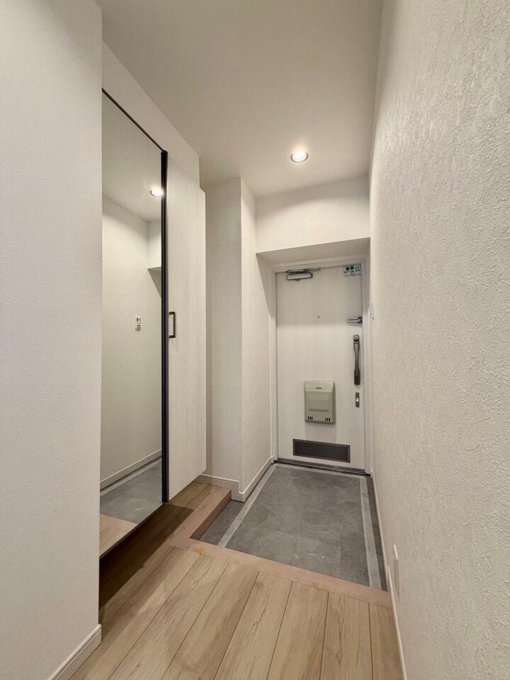 玄関がいつも片づく大容量シューズボックスは、姿見付きなのでお出かけ前のファッションチェックにも便利♪
人感センサーライト付きで夜の帰宅も安心♪