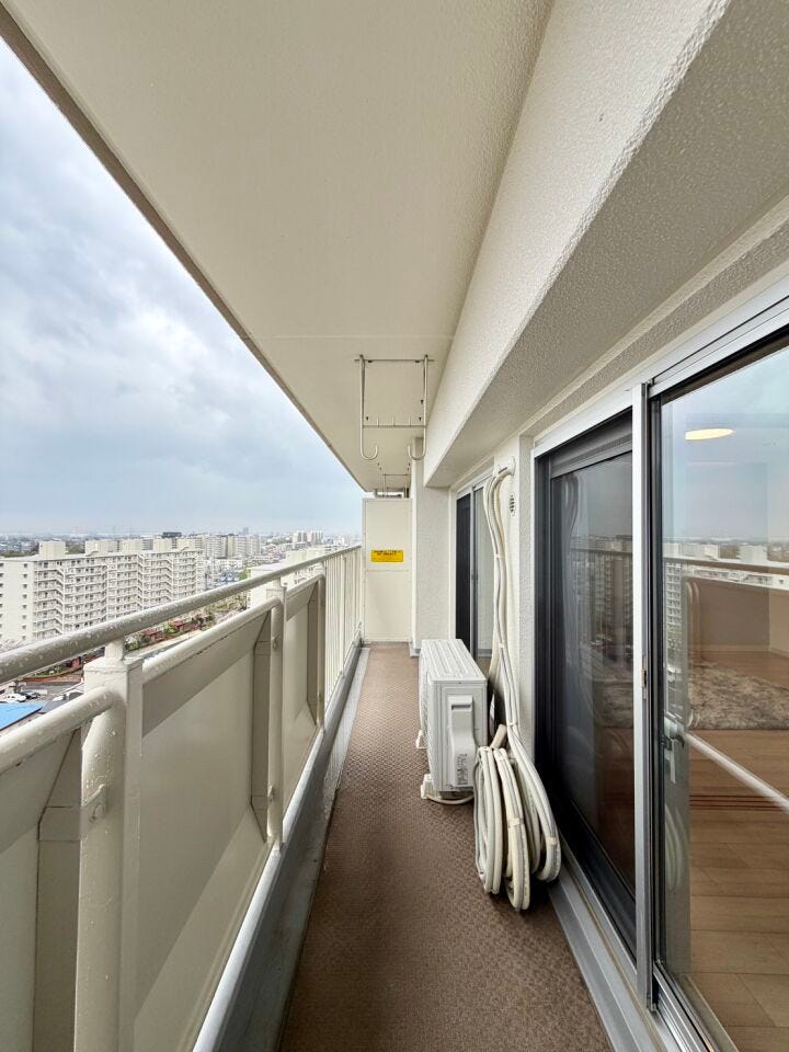 南側ワイドバルコニーは、ご家族の洗濯物やお布団をたっぷり干せます♪