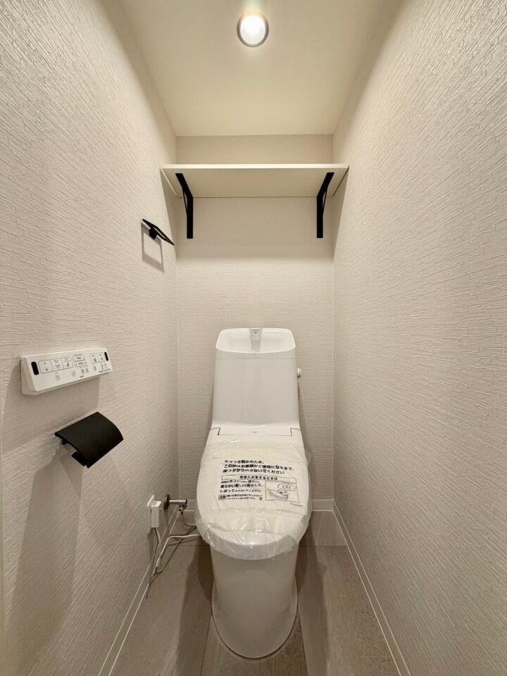 お手入れしやすい温水洗浄便座で、毎日快適♪上部に棚も設置してあるので、トイレットペーパーなどの保管も可能です♪