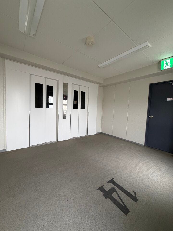 広いエレベーターホール♪エレベーターも2基あるので最上階でもストレスフリー♪
