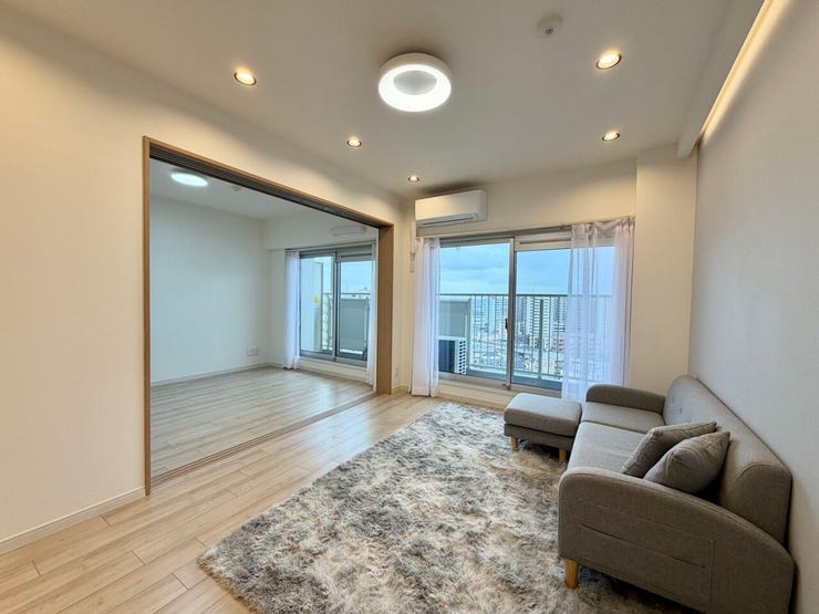 【リビング】
最上階南向きのリビングは、明るく開放的♪隣接する洋室を開放すると17.6帖の空間が広がります♪