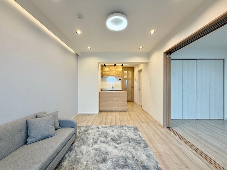 おしゃれなアクセントクロス、ダウンライトや間接照明がステキな空間を演出♪