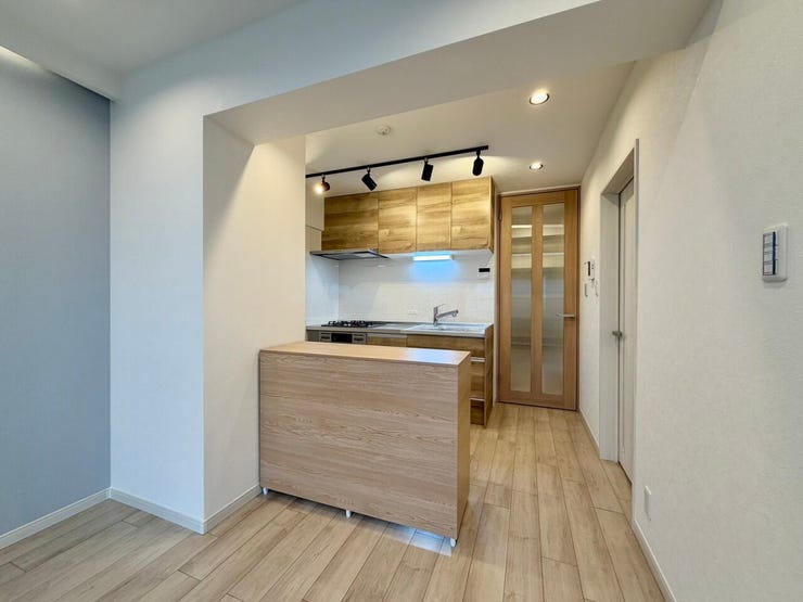 可動式のカウンターで、空間を仕切ることにより、スッキリとした印象に♪おしゃれな照明で気分が上がります♪