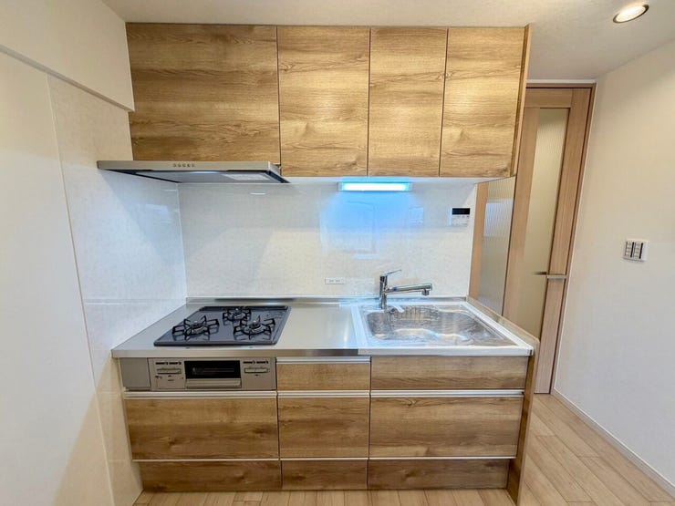 料理に集中できる壁付けキッチン♪収納もたっぷりあるのできれいを保てます♪