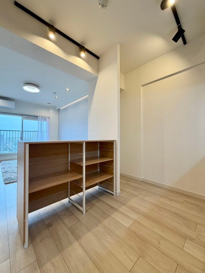 カウウンター下にも収納可能♪可動棚は高さを自由に変更出来るので、収納するものにあわせてフレキシブルに対応できます。