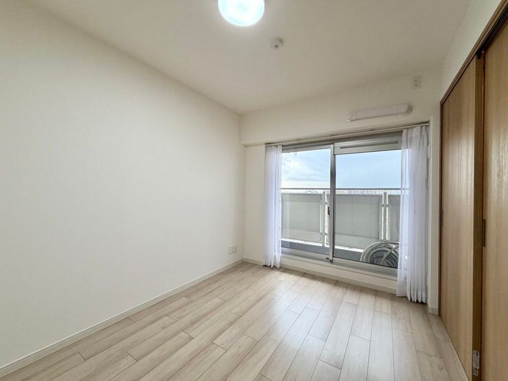 〈6.0帖〉バルコニーに面した明るい洋室が気分をリラックスさせます♪