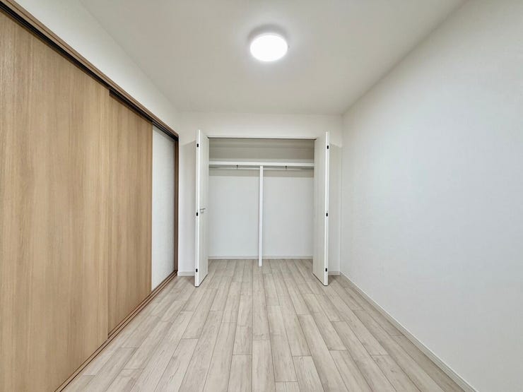 〈6.0帖〉収納スペースが広いので、部屋に荷物が出ることもなく生活感を隠せるのは嬉しいですね♪