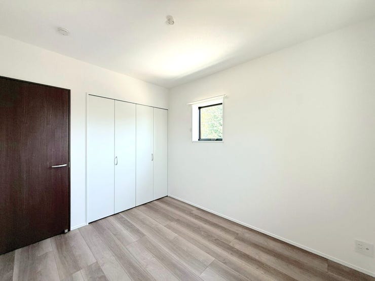 【洋室】
部屋の広さが適度なため、家具の配置やインテリアデザインがしやすく、狭すぎず広すぎない居心地の良い空間を作れます。
また、家族構成やライフスタイルに合わせて使い方を変えることができます。