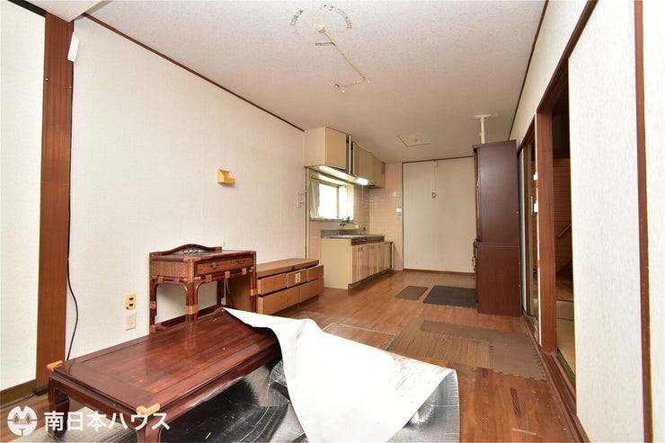 下田町 中古戸建 【リビング】南向きの窓から明るい日が差すリビングです♪