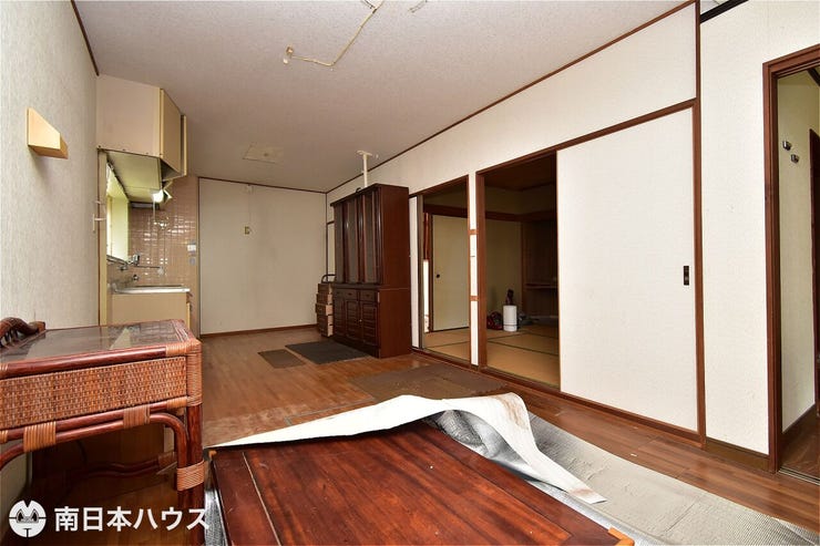 下田町 中古戸建 【リビング】廊下や6帖の和室、縁側などにつながるリビングです♪
