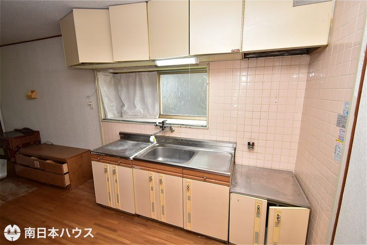 下田町 中古戸建 【キッチン】吊戸棚付きのキッチンです！