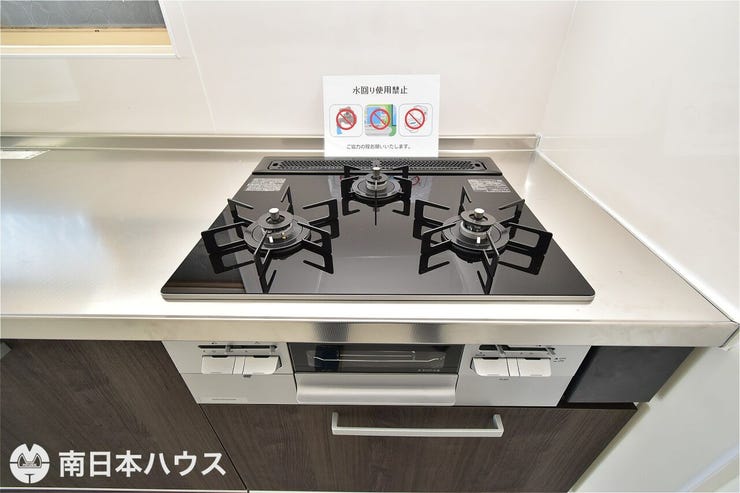 下田町 中古戸建 【コンロ】3口のコンロにグリル付き！火力の調整が分かりやすく、様々な調理器具を使用できます♪