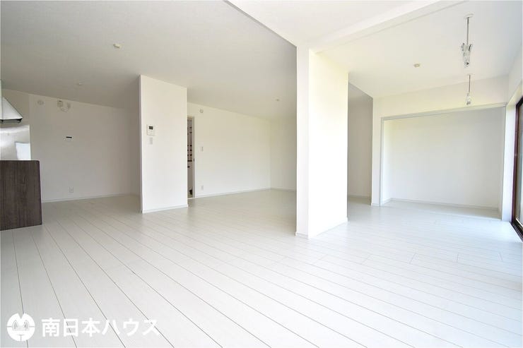 下田町 中古戸建 【リビング】20帖の広々としたリビングです！令和8年8月にクロスや床を張替え済みです！