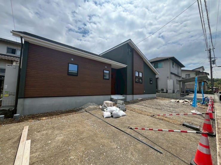 左側から見た外観です※外構工事中です。~完成までしばらくお待ちください~