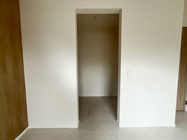 洋室7.2帖①~ウォークインクローゼット(正面から見た光景)/大容量のウォークインクローゼット。衣類や季節用品をまとめて収納でき、居室を広々と使えます~