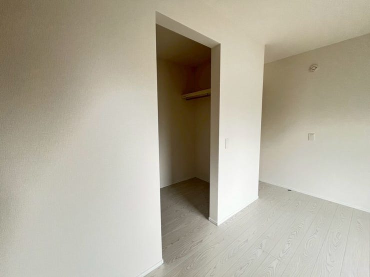 洋室7.2帖①~ウォークインクローゼット(左側から見た光景)/大容量のウォークインクローゼット。衣類や季節用品をまとめて収納でき、居室を広々と使えます~