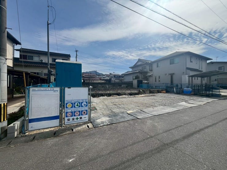 左側から見た外観