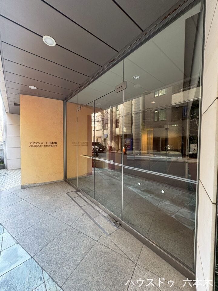 ガラス張りを採用した開放感あるエントランス