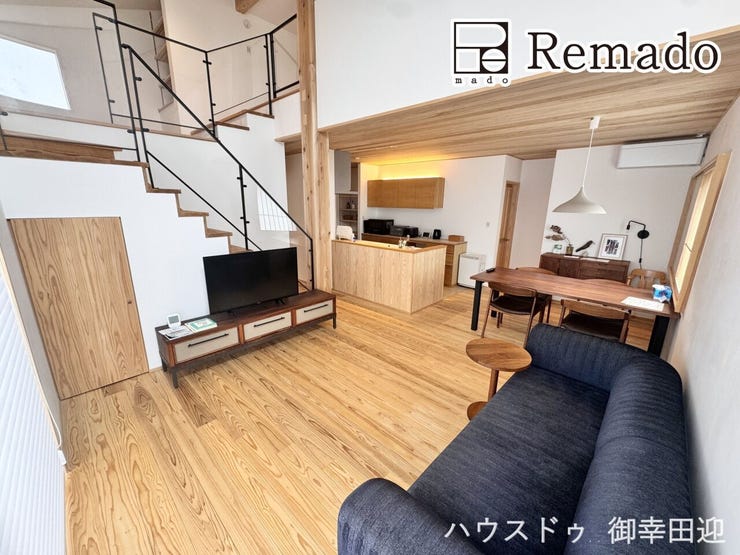【リビング】
■家族の笑顔が集う中心地■お気に入りの家具を迎え、窓からは心地の良い光が差し込みます。