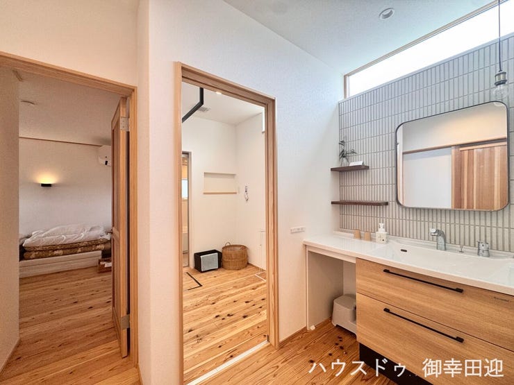 ■清々しいリフレッシュ空間■自分を磨き、気持ちを切り替える。心地よい光が差し込むプライベートスペース。