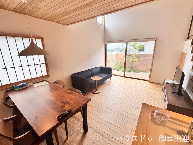 ■安らぎと笑顔の中心地■陽光が優しく降り注ぎ、会話が自然と弾む。ここでは、毎日が特別な時間へと変わります。