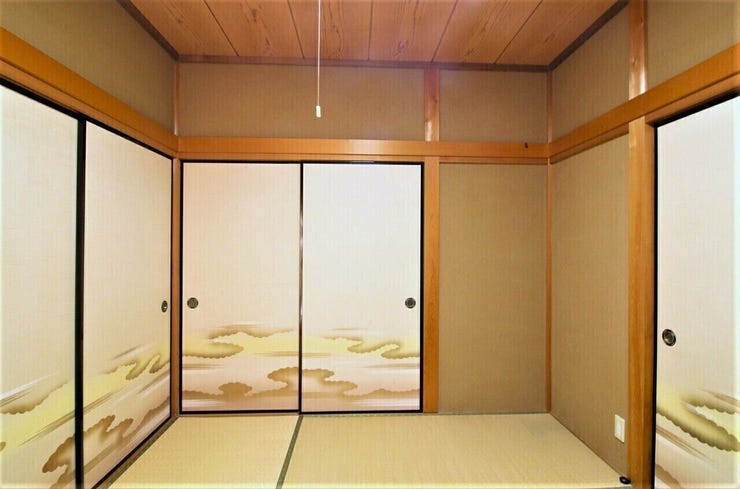 *1階6帖の和室*
約6帖の和室には廊下からもリビングからも出入り可能なので客間としてもご利用いただけます!