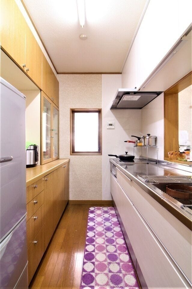 カウンターキッチンなのでリビングの様子を見ながら料理ができます。調理器具を収納するスペースも十分にございます。