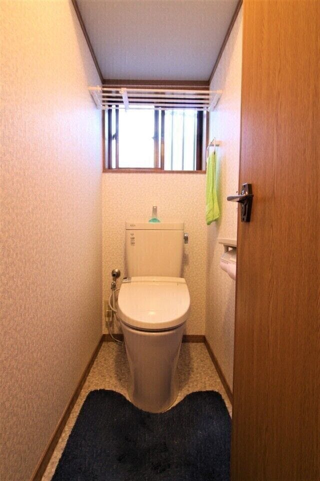 しっかり換気できる窓がとても嬉しいです。ペーパーホルダーは2個ついており、毎回ペーパーを補充する手間も省けますね!