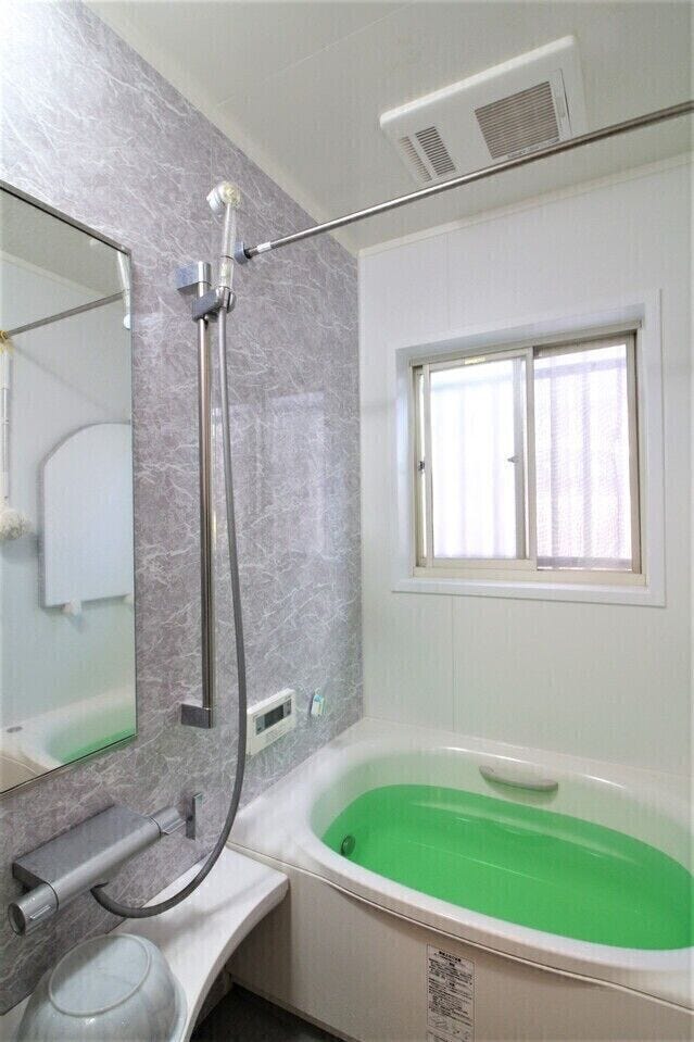 窓付き 外から光を取り込めるため浴室が明るくなります!
また換気・風通しがよくなり、カビ予防にもなりますね!