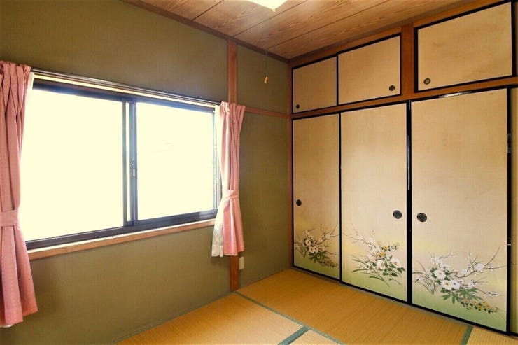 *2階6帖の和室*
二面採光でとても明るい和室です。柔らかい畳の敷かれた和室は客間としても活躍して嬉しい一部屋ですね。