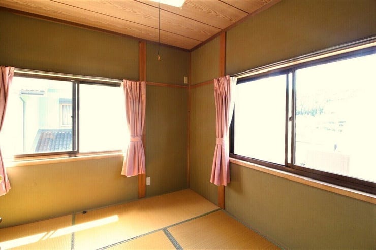 *2階6帖の和室*
ほっこりできる和室でくつろぎのひとときを。廊下からも出入りできるので、客間としても活躍する和室です!