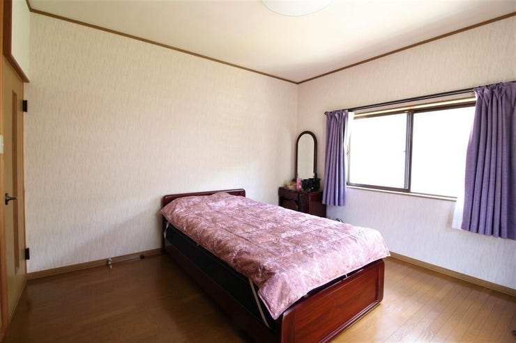 *2階8帖の洋室*
約8帖の洋室は家具を置いても十分なスペースが確保できすっきりとしたお部屋を保つことができそうですね。