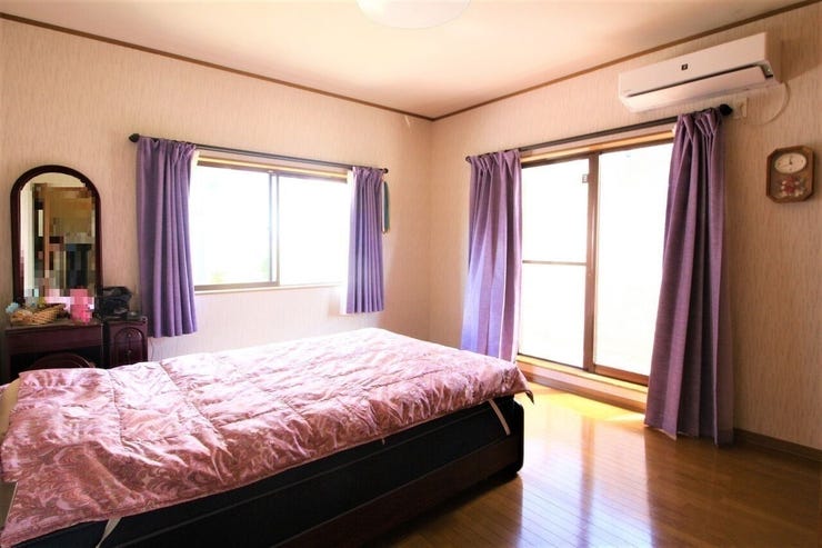 *2階8帖の洋室*
南向きであたたかな陽射しがたっぷり差し込む洋室!毎朝気持ち良く起きられそうですね。