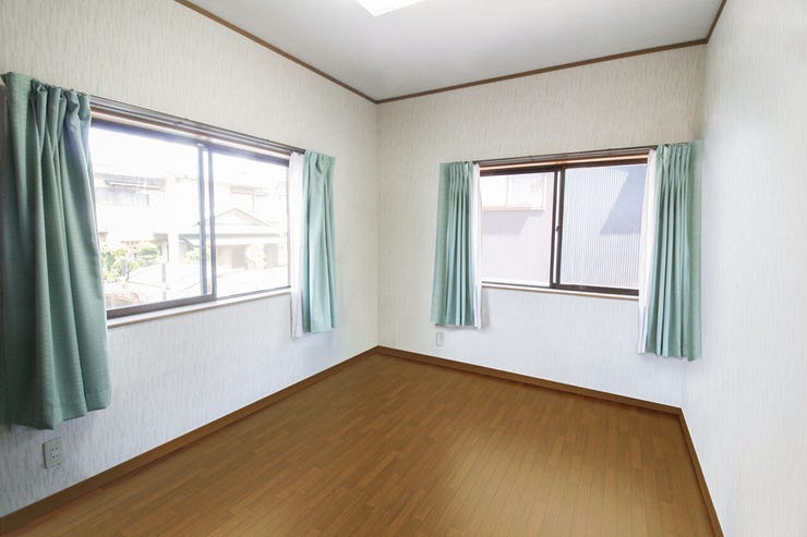 *6帖の洋室*
(CG加工の為、現況とは異なります。)
全居室6帖以上なので、家具を置いても十分なスペースを確保できるゆとりの住空間!