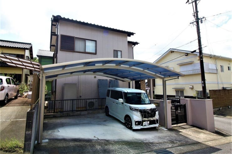 名鉄バス「学校橋」停まで、徒歩約8分。
バスでのお出かけや通勤、通学にも便利ですね。
駐車2台可能!