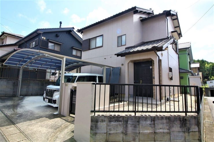 角地のため、解放感がございます。
窓から暖かな陽射しが差し込み明るい室内です。
お気軽にお問合せください。