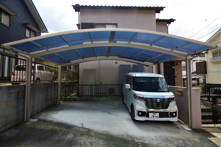 駐車並列2台可能です。
カーポート付きのため、雨の日も濡れる心配がなく安心です。
間口も広いので安心して駐車できます。