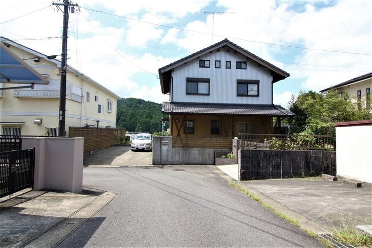 大通り沿いではないため、車通りも多くなく安心できる前面道路です。対向車がきてもすれ違える広さがございます。